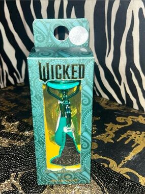 Wicked  The Movie Eyelash curler